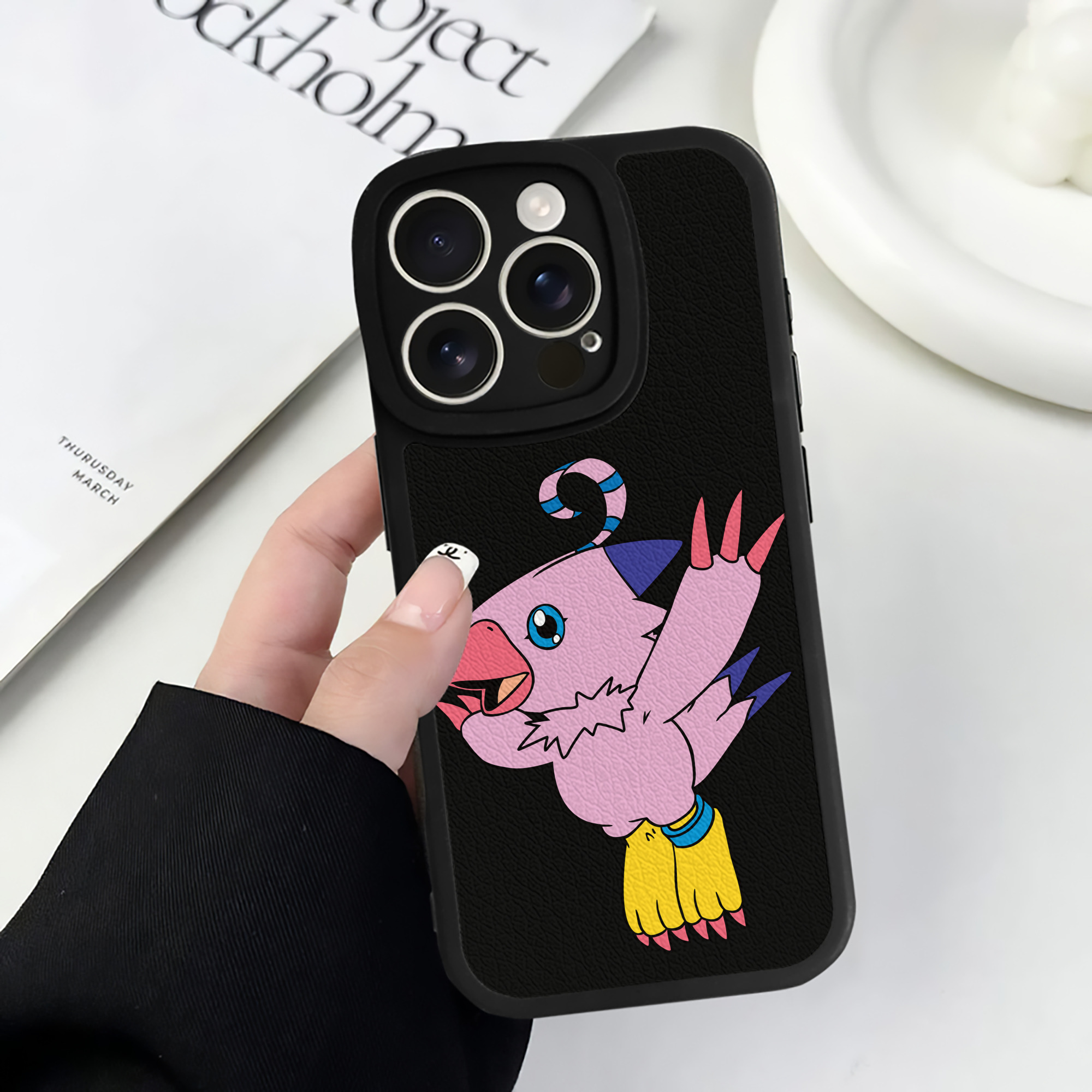 （画像用） Digimon デジタルモンスター/デジモン 【iPhone 16シリーズ対応】シリコンスマホケース（レザー調） 材質：シリコン